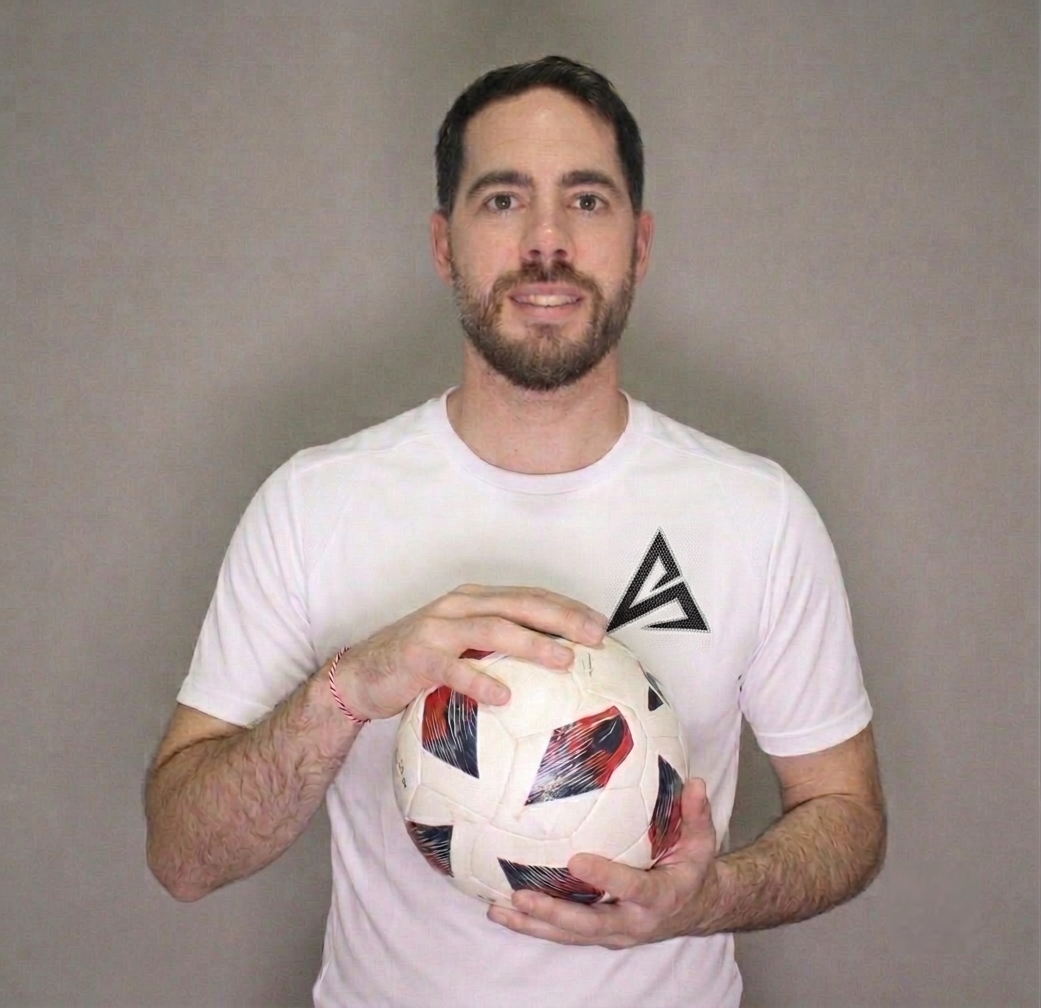 Adrián Sierra sujetando un balón de fútbol